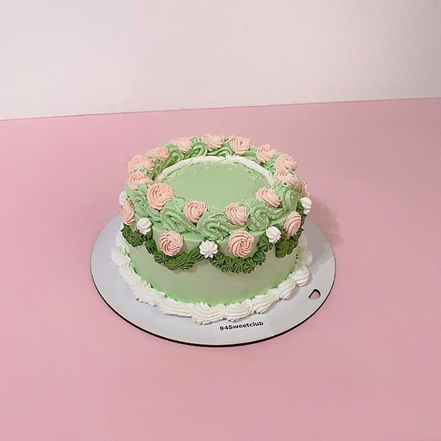 Bánh sinh nhật trang trí viền hoa hồng nhỏ