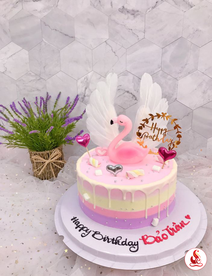 Bánh sinh nhật tròn decor thiên nga hồng