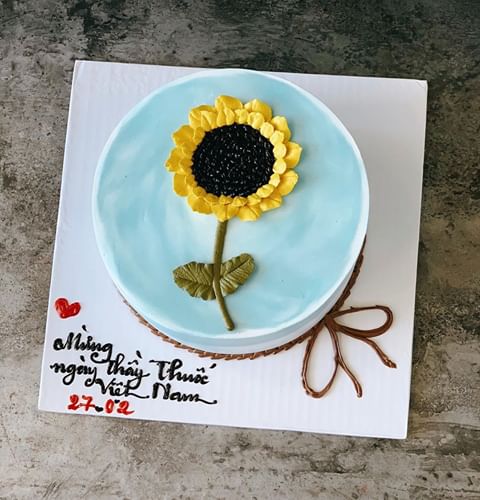 Bánh sinh nhật vẽ hoa cúc vàng