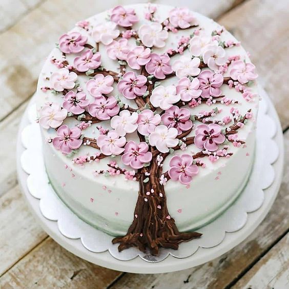 Bánh sinh nhật tròn vẽ cây hoa đào