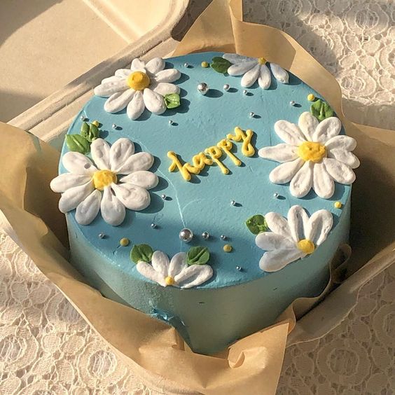 Bánh sinh nhật tròn vẽ hoa cúc