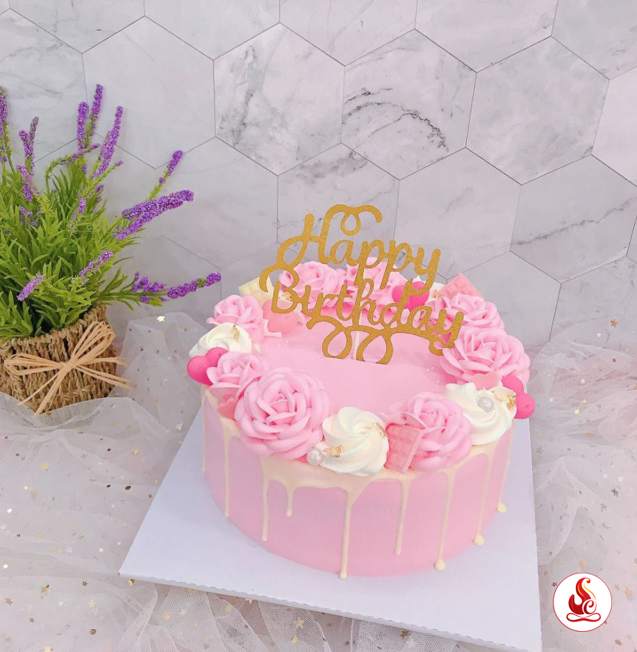 Bánh sinh nhật màu hồng đính kèm phụ kiện chữ HPBD
