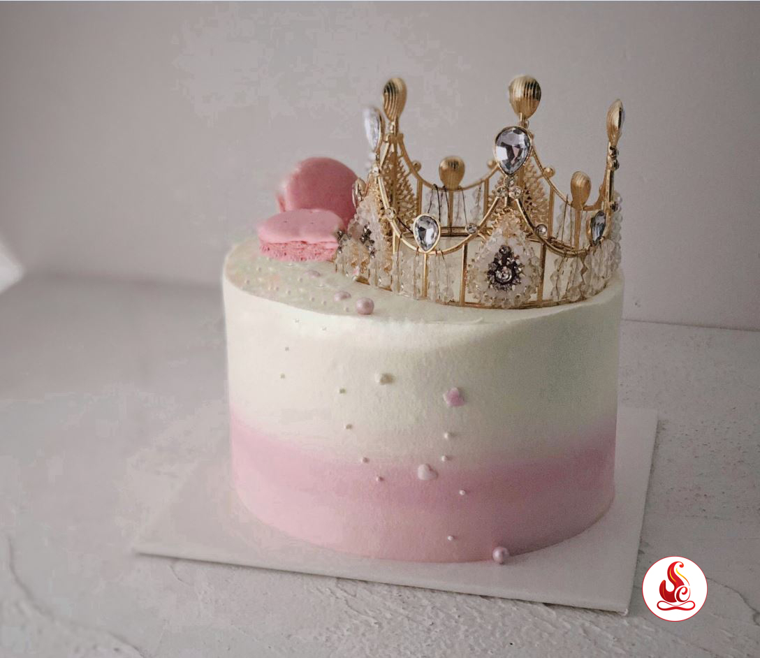 Bánh sinh nhật màu hồng pastel kèm vương miện xinh