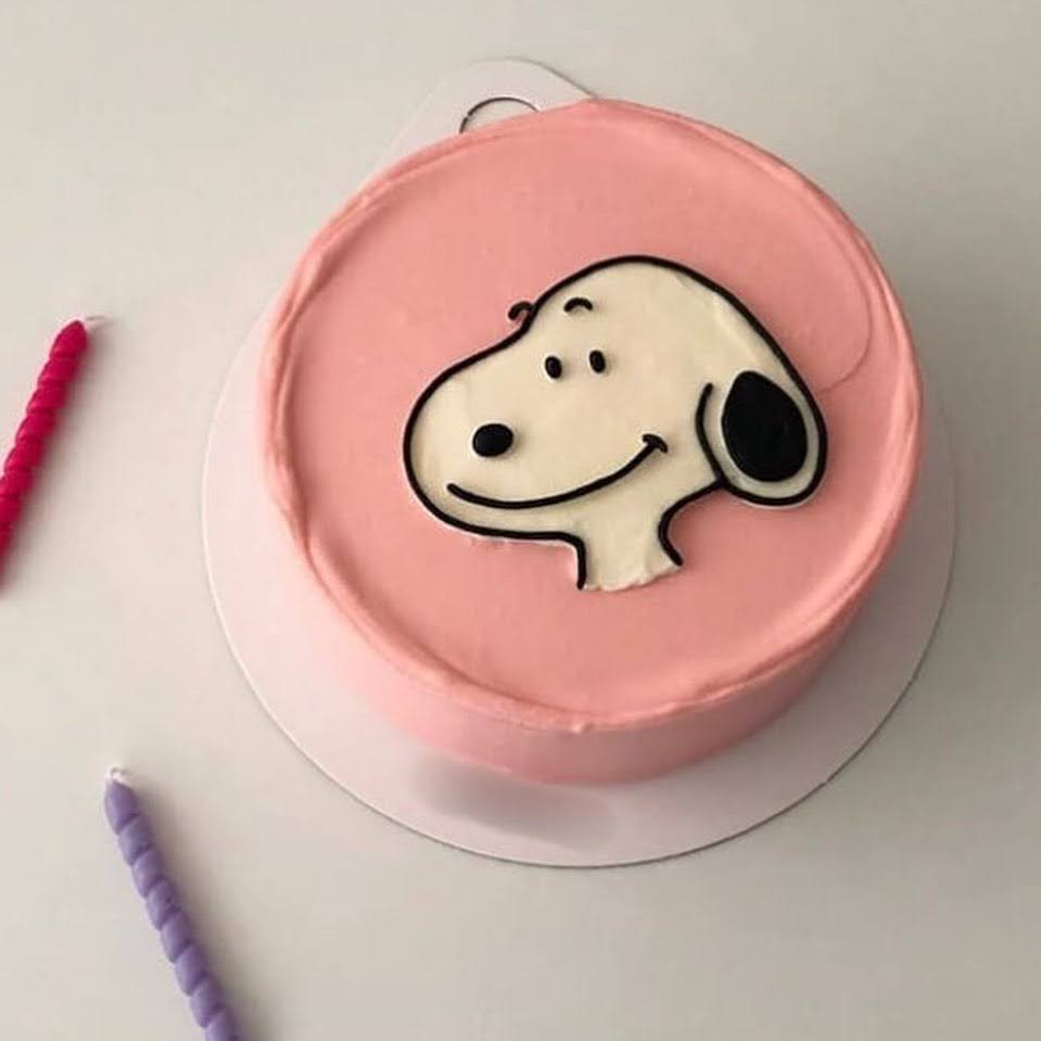 Bánh sinh nhật hình tròn vẽ Snoopy