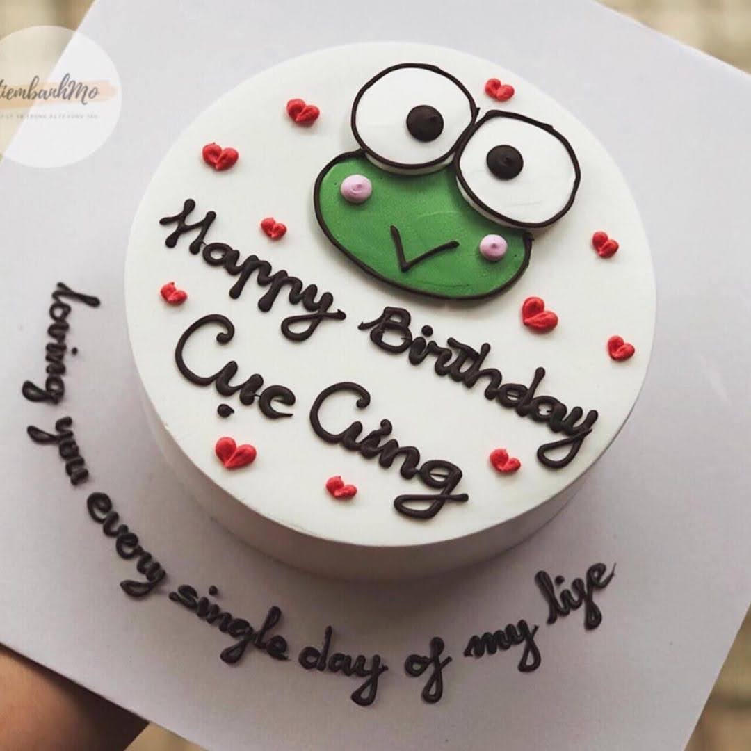 Bánh sinh nhật hình tròn vẽ hình chú ếch đáng yêu