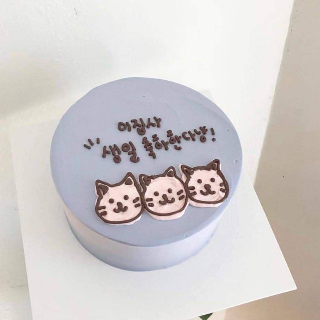 Bánh sinh nhật tròn vẽ ba chú mèo con