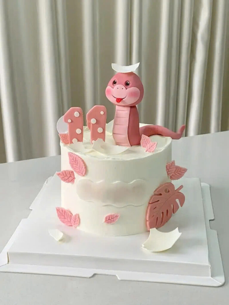Bánh kem đầy tháng cho bé gái tuổi rắn
