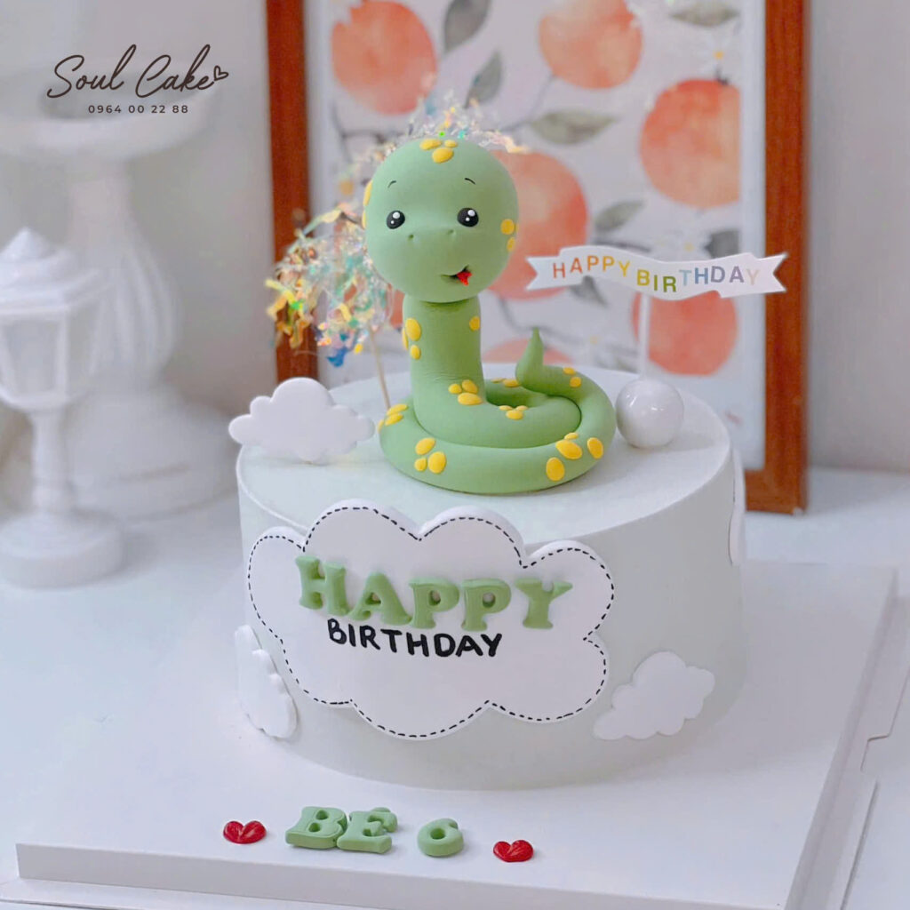Mẫu bánh kem đầy tháng cho bé trai tuổi rắn
